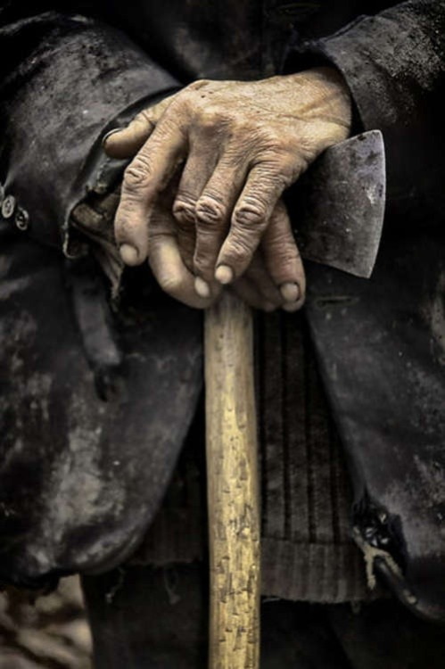 underthecarolinamoon:  Hard working man.