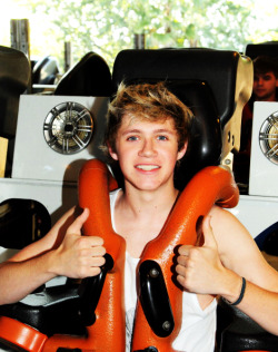 horanmess:   Niall - Six Flags - 6.15.12  get a little hotter i dare you 