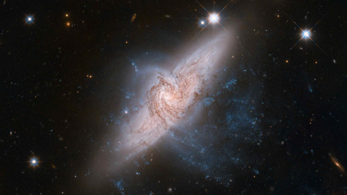 expose-the-light:Spectacular View of Two Seemingly Colliding Galaxies Captured By HubbleHubble has c