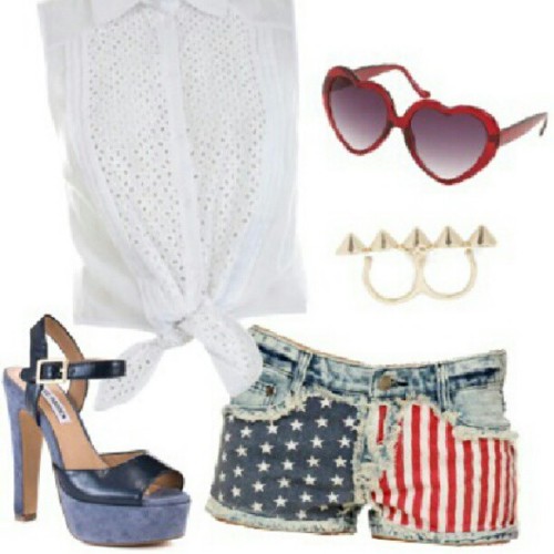 Such a fun summer look! It&rsquo;s time to get those shorts like asap :) #fashion #fashionofthed