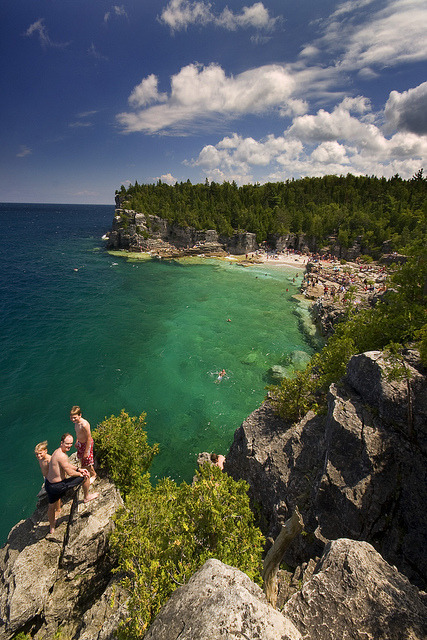 Indian Head Cove at Bruce Peninsula, Ontario, Canada (by Raf Ferreira).