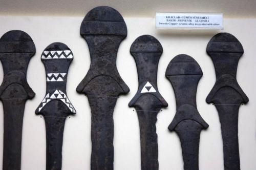 starrypier:  lulitics:  art-of-swords:  ancientpanoply:  The oldest swords known, dated at 3000BC, the Aslantepe swords.  More here  IS THAT A FUCKING TRIFORCE  AHHHHHHHHHHHHHHHHHHHHHHHHHHHHHHHHHH  this changes EVERYTHING