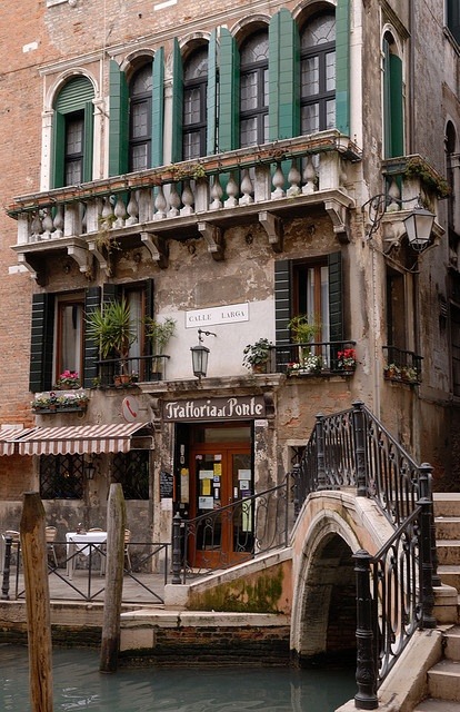 gatsbywise:  besttravelphotos:  Venice, Italy  Looks perfect for dinner … ♡ Thank