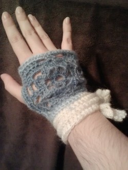 geekygears:  All done! Lace crochet glovie!