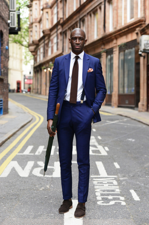 take #notes gentlemen… pop blue suit x chocolate knit tie x suede double monks x green umbrella = perfection