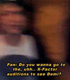 versachwes:  A Fan Meeting and Asking Niall Horan About Demi Lovato (x) 