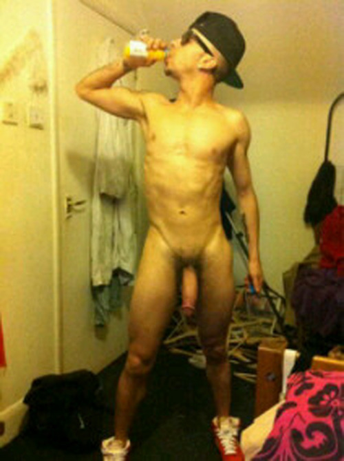 nakedmalecelebs1:  N-Dubz RAPPER Full Frontal        