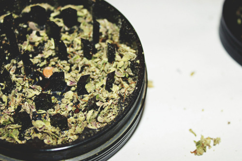 weedporndaily:  purple flakes (by wizardsleeve666) 