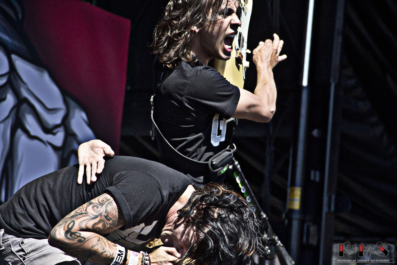 -woeisme:  narc0tic-sweet-talk:  Kellin Quinn &amp; Vic Fuentes  omg 