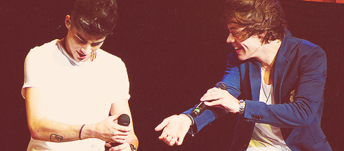 submalik-deactivated20130516:  Harry and Louis teasing Zayns new tattoo 