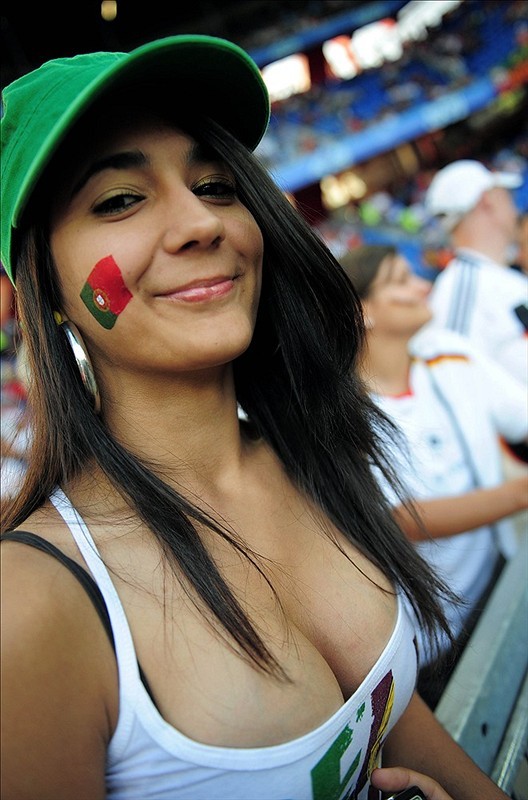 Female dutch soccer fans