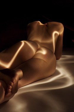 Living Artwork, Painted With Light. Superb.\ [Send Us Your Photos. All Ladies 18-60