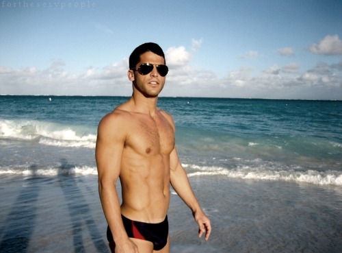 jonnypatrick:  That oblique/rectus abdominus line gets me….unf unf unf unf. 