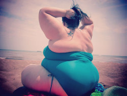 lunalovex:  beach babe fat 