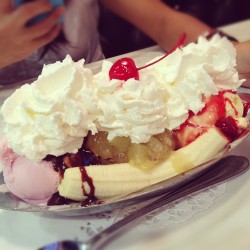 fuckyeahjohnny:  Banana Split 😁🍦w/