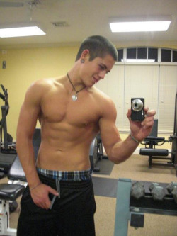 spoonsdammit:  Shoulders. Smile. Sagging. Sheesh. 