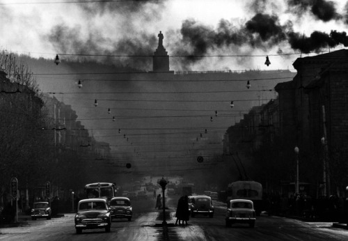 luzfosca:  Robert Lebeck The Stalin monument, Erevan, 1962 