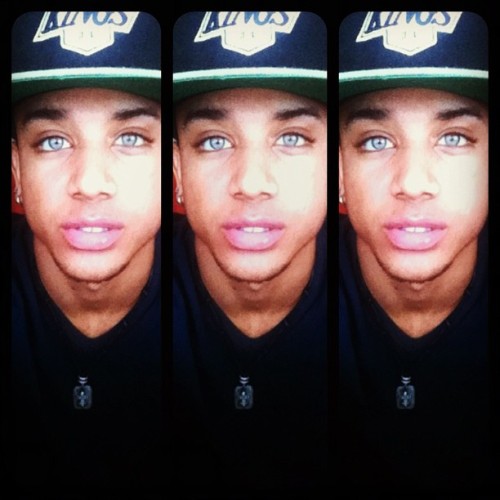 his eye r so amazing !!his so cute ❤_❤