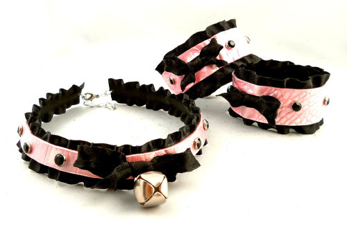 catiecat09:  pretty!! sheep-in-wolfskin:  *paws at desprately* WANT. WANT. WAAAAAAAAAAAAAAAAANT.   mreow >.< I want~!