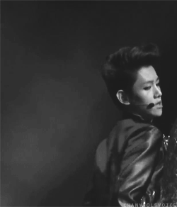  during a baekhyun focused fancam, this slut comes out from the side of the screen… kai video bombing baekhyun 