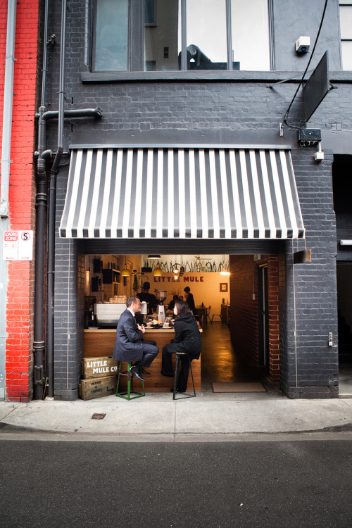 mcvxy:  w0lf-sunset:  café  rachelchanny Cool cafe! 