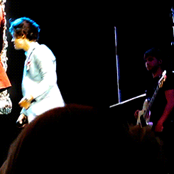 e-d-w-a-r-d-s-t-y-l-e-s:  Harry casually interrupting Niall whilst he was singing The A Team x 