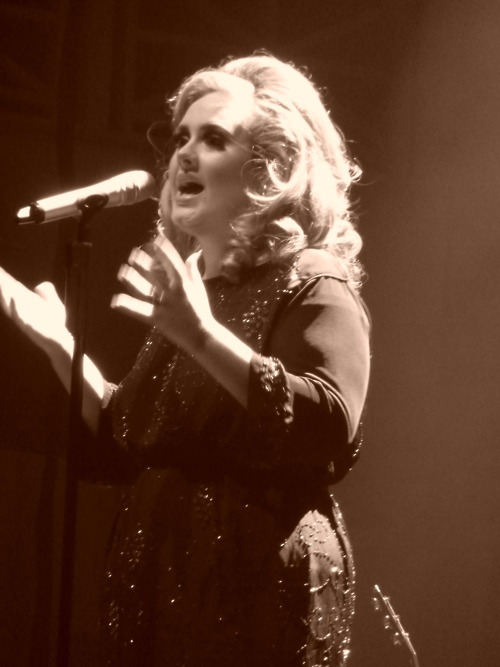 ilikeadelesheismyidol-deactivat:  Adele → In concert (1/10) 