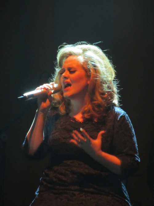 ilikeadelesheismyidol-deactivat:  Adele → In concert (1/10) 