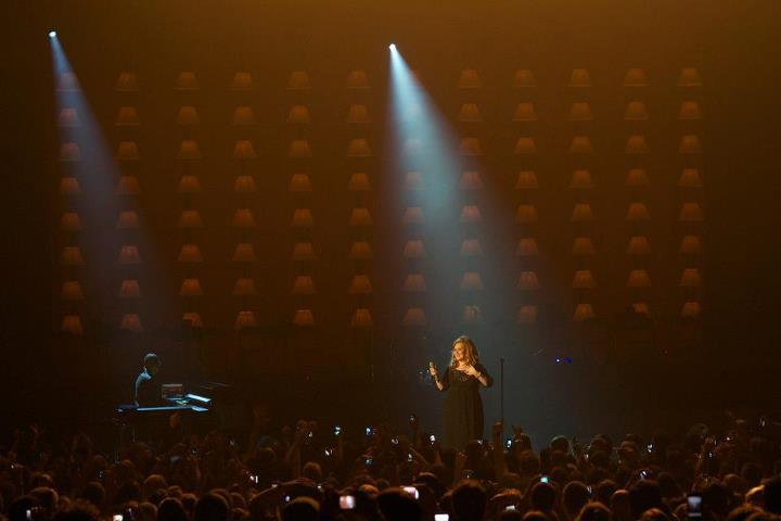 ilikeadelesheismyidol-deactivat:  Adele → In concert (2/10) 