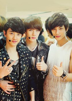 ohhelloexo:  Is that Sehun’s arm around D.O?  But its okay because that is his umma~ 