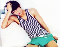 CHANNIE CHANNIE WAE R U SO EXPOSED. MAKNAE LOOKS TOO SEXY AND MANLY NOPE NOPE I CANNOT RIGHT NOW I JUST CANT. unfgh those damn arms and legs NOPE