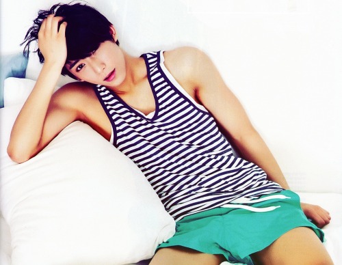 CHANNIE CHANNIE WAE R U SO EXPOSED. MAKNAE LOOKS TOO SEXY AND MANLY NOPE NOPE I CANNOT RIGHT NOW I JUST CANT. unfgh those damn arms and legs NOPE