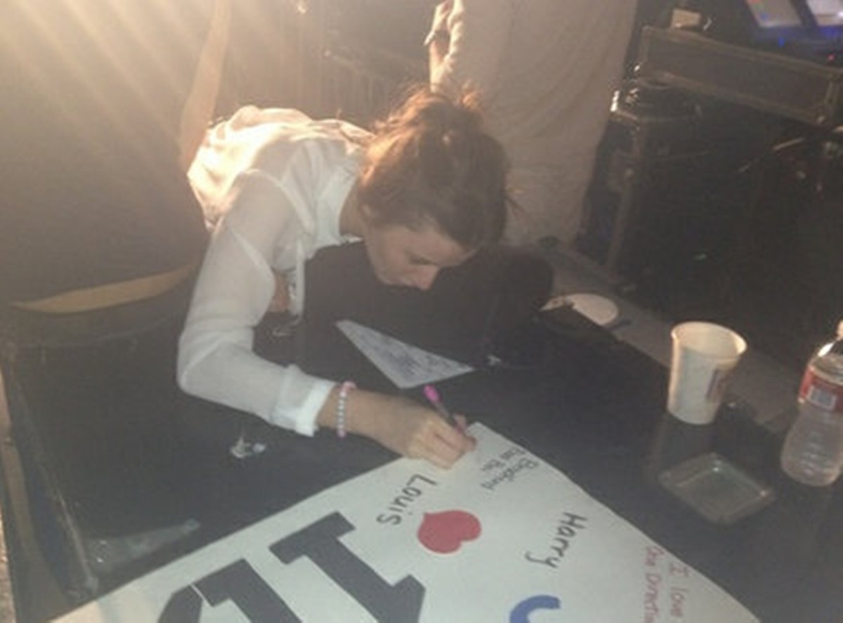 1derfulashleymars:  onefuckingdirectionbr:  Eleanor (She signed a poster) - 17.06.12