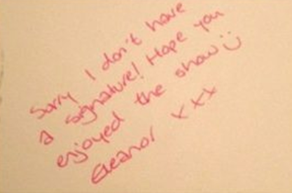1derfulashleymars:  onefuckingdirectionbr:  Eleanor (She signed a poster) - 17.06.12