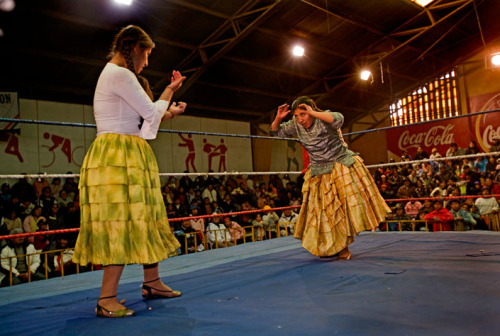 nokkerosor:Cholitas Luchadores: Bolivias Female Wrestlers.The fighting cholitas see themselves as sy