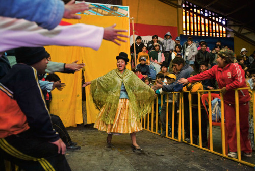 nokkerosor:Cholitas Luchadores: Bolivias Female Wrestlers.The fighting cholitas see themselves as sy