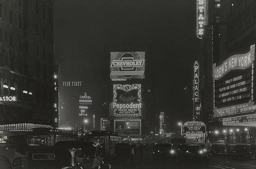 XXX fuckyeahvintage-retro:  Times Square at night, photo