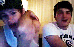horanaroundwith1d:  ashburger: Niam’s attempts at licking their elbows. (x) (x)