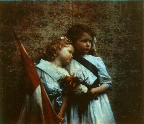 legrandcirque: Otto Pfenninger, Two children leaning together, holding Union flag, Brighton, England