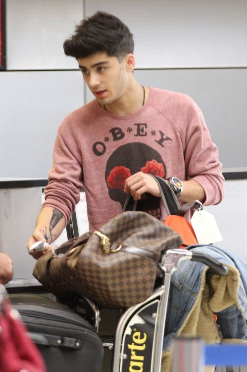 soyamalik:  gossip-paul:  “You don’t like my mic tattoo? Which one of us has the Louis Vuitton bag? That’s right, bitch, that’s right. aha x”  does he ever look ugly?