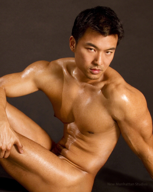 singa61: yumyumasianhunks:  This tanned hunk is so delicious!  Only Asian singa61.tumblr.com/