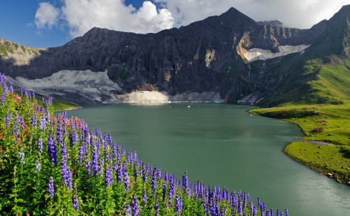 Dowarian Lake in Azad Kashmir, Pakistan (by Johan Assarsson).