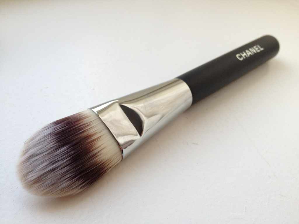 la-fetch:  Chanel Foundation Brush, #6 