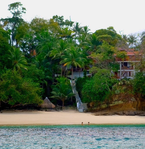 Private houses on the beach, Islas Las Perlas, Panama (by Chodaboy).