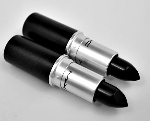 s-keletonized:  BLACK, WHITE AND GREEN FASHION BLOG THAT FOLLOWS BACK SIMILAR BLOGS