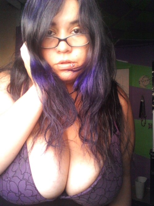 xdragon-queenx: Topless for Tuesday! I love the natural lighting in my window. &lt;3