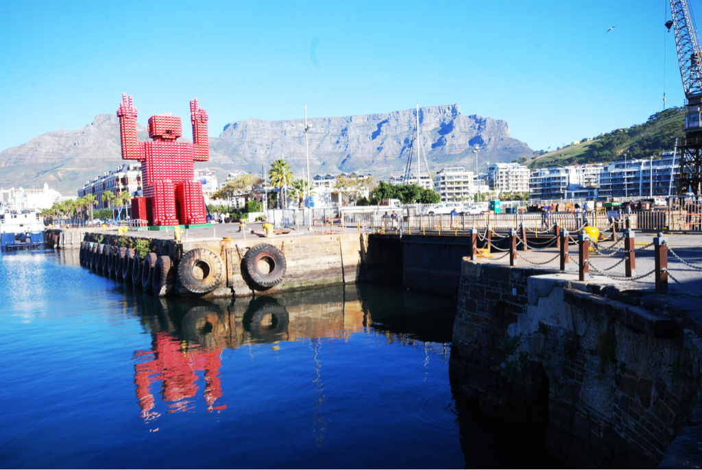 Sur le waterfront de Cap Town on peut apercevoir Elliot qui est entièrement composé de cagettes de coca cola. drole de curiosité!