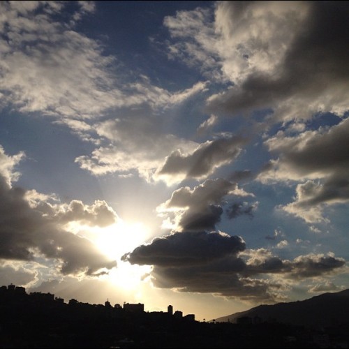 jotaemecruz:  Otro atardecer desde la oficina, igual pero distinto #igersvenezuela #caracas #iphone4sonly #iphonesia #instagood #instagramers #sinfiltro #nofilter #iphone4s #atardecer #sunset #iphone #sky  (Tomada con Instagram)