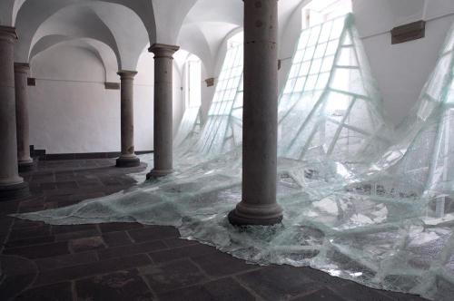 tonguedepressors:   Baptiste Debombourg AÉRIAL Installation contextuelle à l’Abbaye Brauweiler en Allemagne 