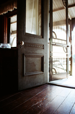 theblackworkshop:  Doorway (by punkassjim) 
